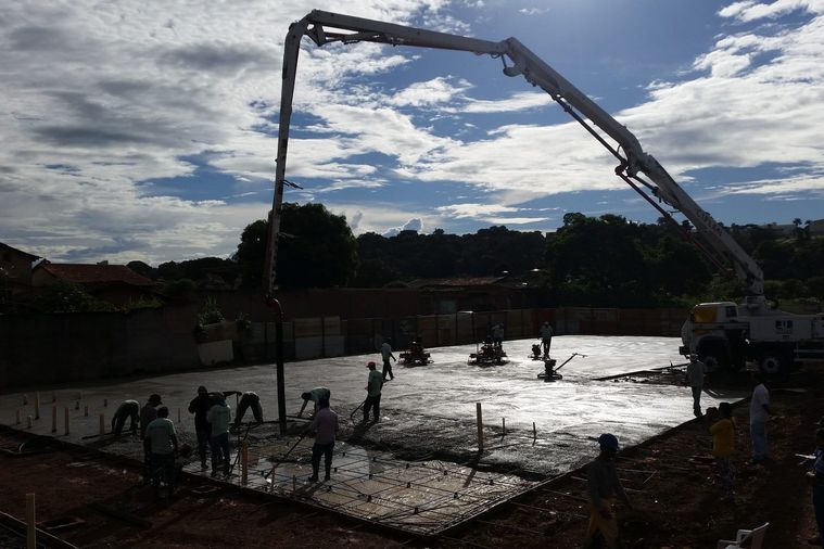 Betonagem de um ensoleiramento com bomba de betão em obra, com a armadura e as
              cordoalhas já colocadas.